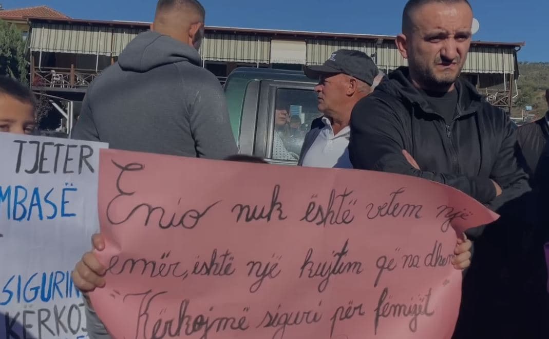 Aksidenti i mori jetën 8-vjeçarit në trotuar, banorët e Pajovës në protestë: Duam drejtësi