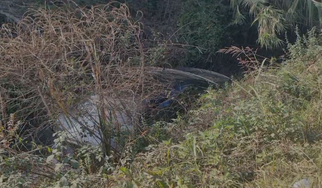 Përplasen dy automjete në Fier, njëra përfundon në kanal, plagoset një nga drejtuesit