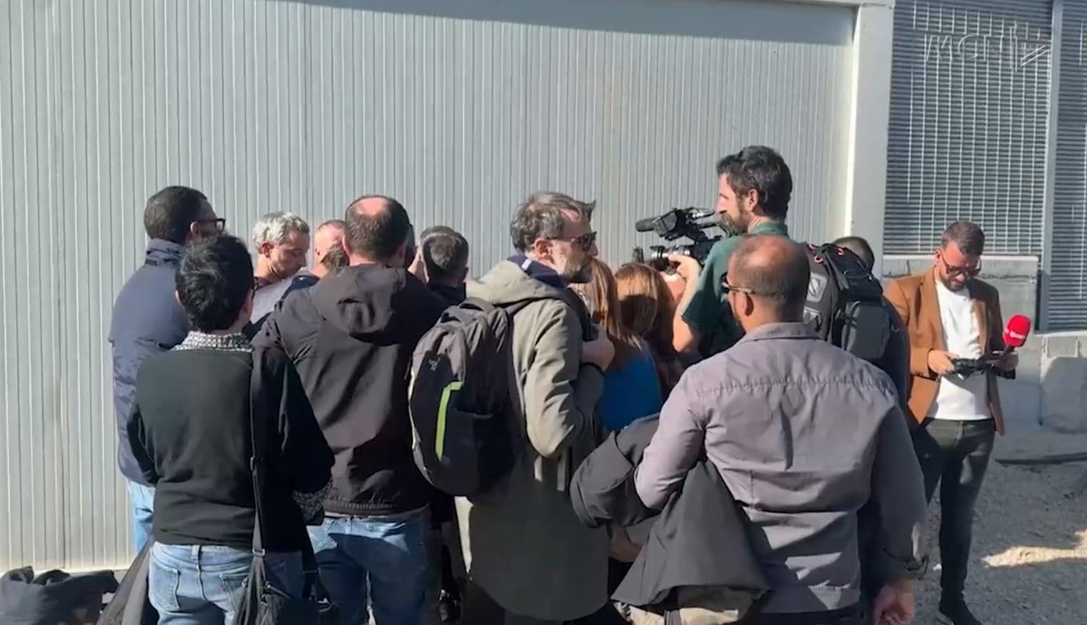Kampi në Shqipëri, burg për emigrantet/ Deputetë të opozitës italiane vizitojnë Gjadrin (VIDEO)