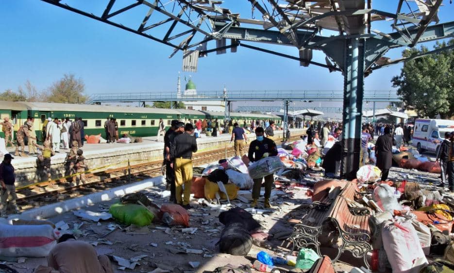 Sulm terrorist në stacionin e trenit në Pakistan, 24 të vrarë dhe 53 të plagosur