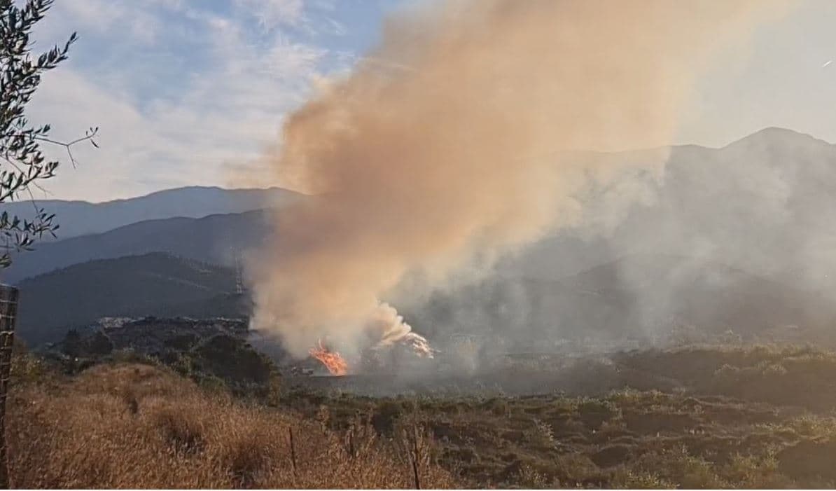  Përfshihet nga flakët fusha e mbetjeve në Elbasan
