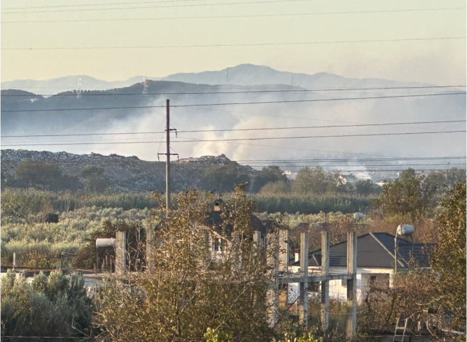 Zjarri në inceneratorin e Elbasanit, nga landfilli dalin ende shtëllunga tymi 