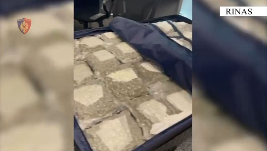 Nga Dubai në Tiranë me 27 kg kanabis në valixhe, arrestohet i riu në Rinas