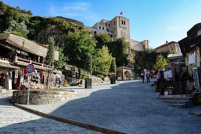 Shpërthim pranë një bankomati në Krujë