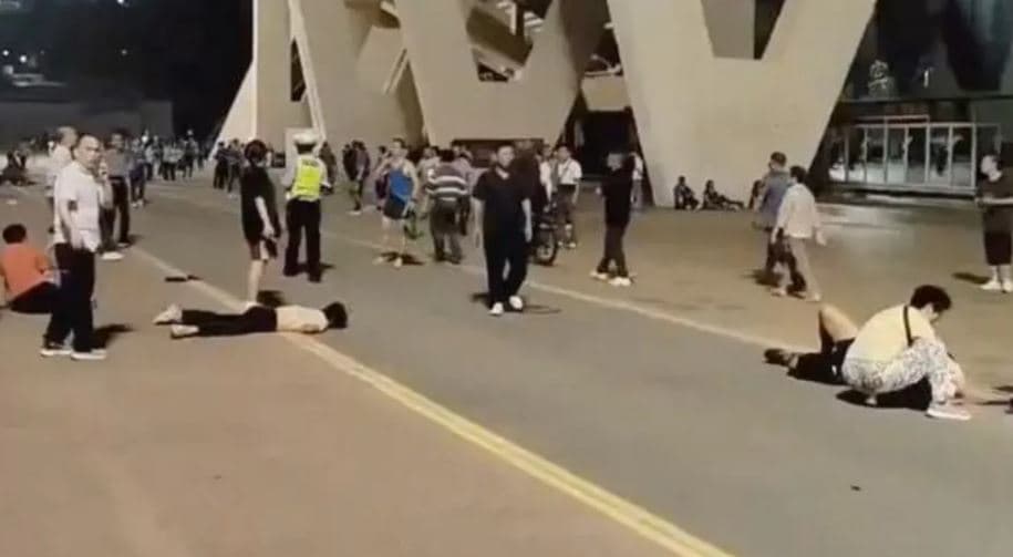Makina përplas turmën e njerëzve jashtë stadiumit në Kinë, disa të plagosur