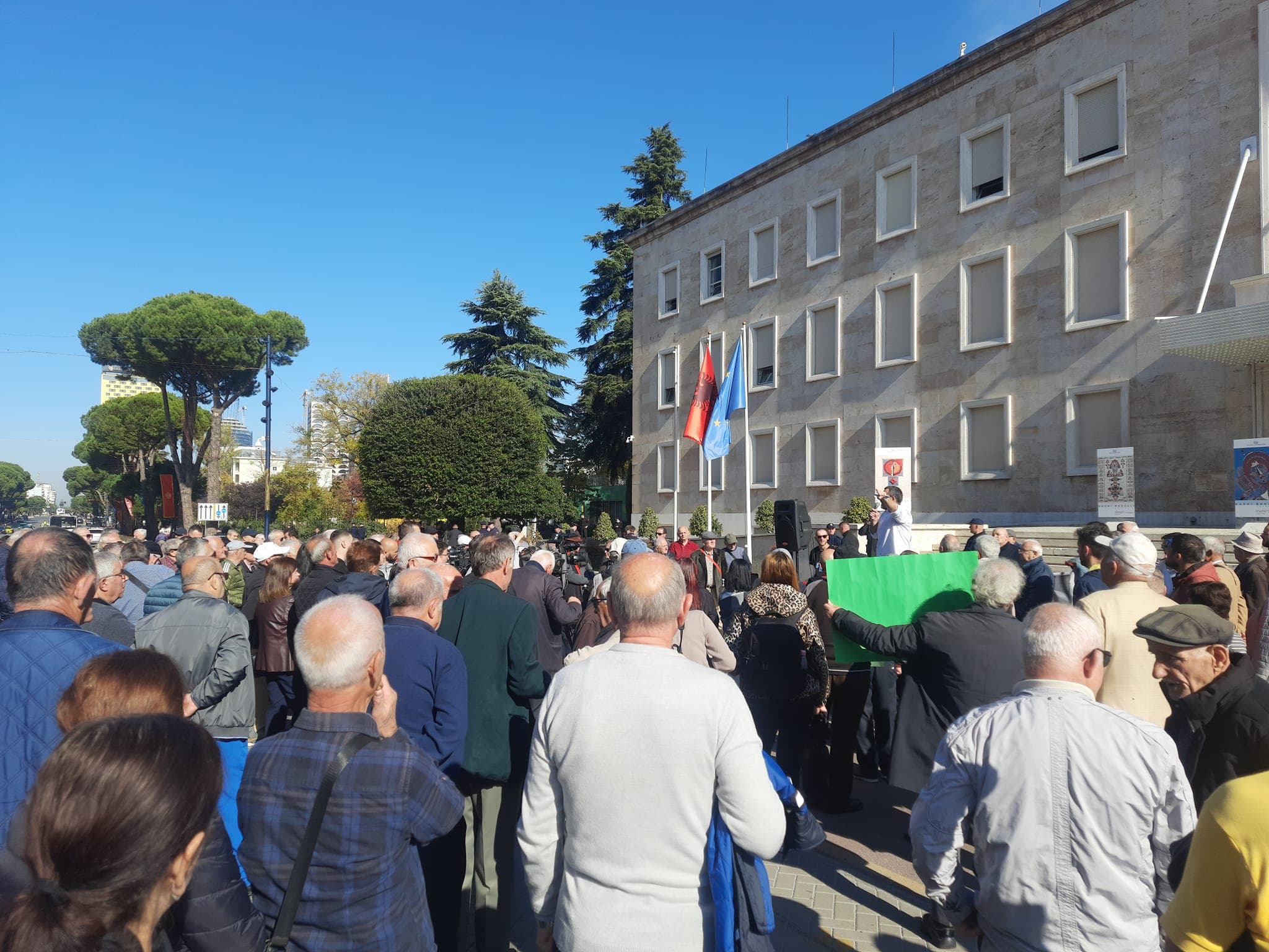 Pensionistët protestojnë për të katërtën herë para Kryeministrisë