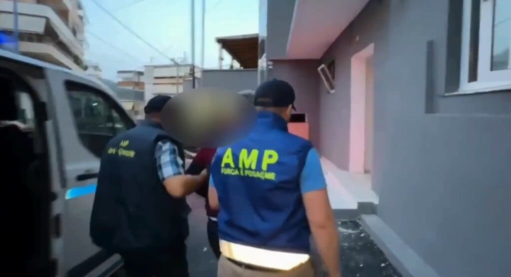 E dehur shkaktoi aksident pas orarit të shërbimit/ AMP arreston policen në Korçë