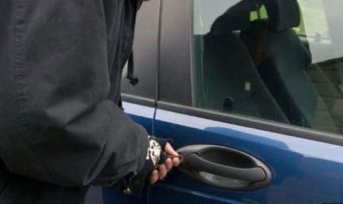 Tentuan të vidhnin një automjet, arrestohen dy të rinj në Korçë