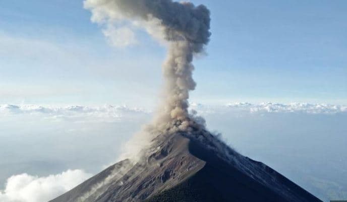 Indonezi/ Vullkani shpërndan re të rrezikshme hiri, anulohen fluturimet në Bali