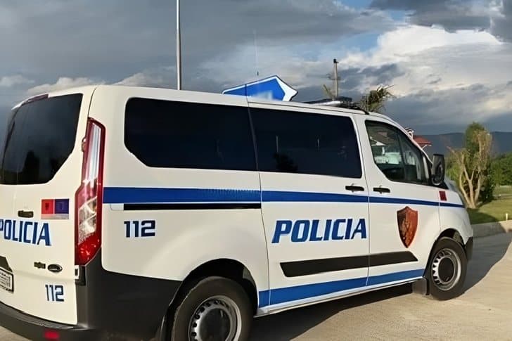 Gjendet pakoja me lëndë plasëse në një lulishte në Burrel