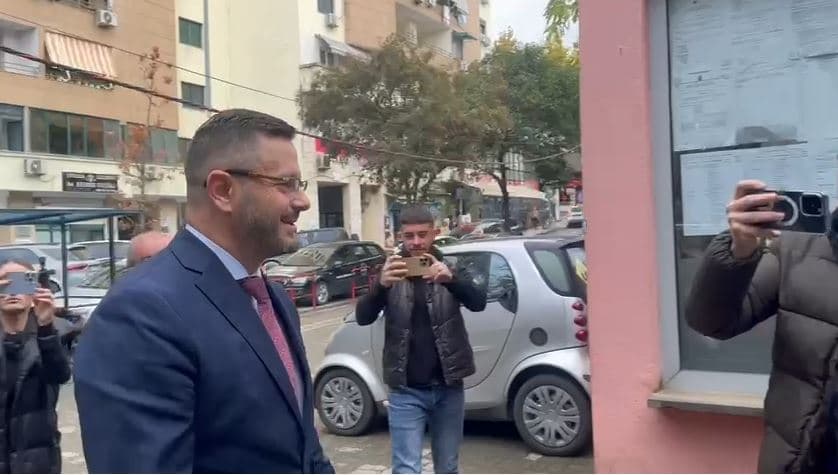 I pandehur për ‘shkelje të barazisë në tenderë’/ Deputeti Plarent Ndreca paraqitet në SPAK