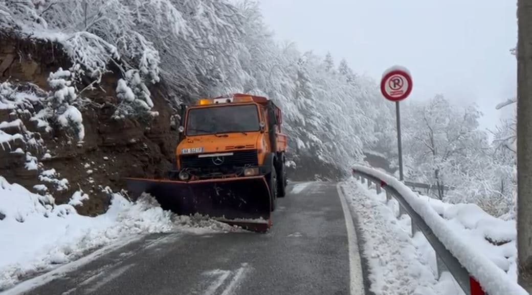 Dëbora zbardh Korçën, arrin në 10 cm në Dardhë