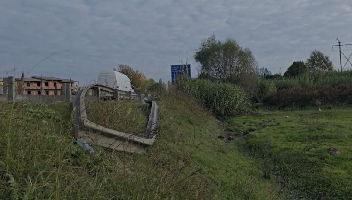 Makina del nga rruga në autostradën Durrës-Tiranë, humb jetën 20-vjeçari