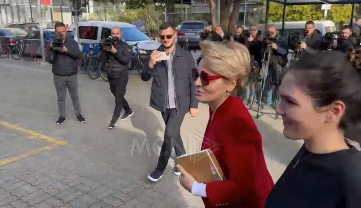 E shoqëruar nga vajza, Monika Kryemadhi paraqitet në SPAK (VIDEO)