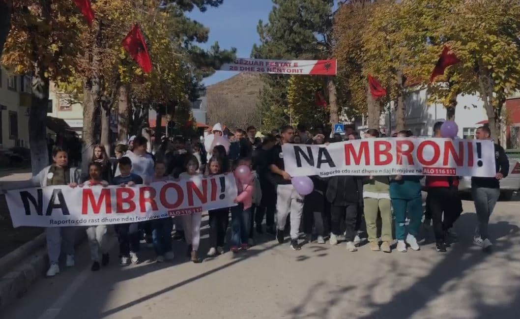 ‘Na mbroni!’/ marshim në Maliq për rastet e abuzimit ndaj fëmijëve