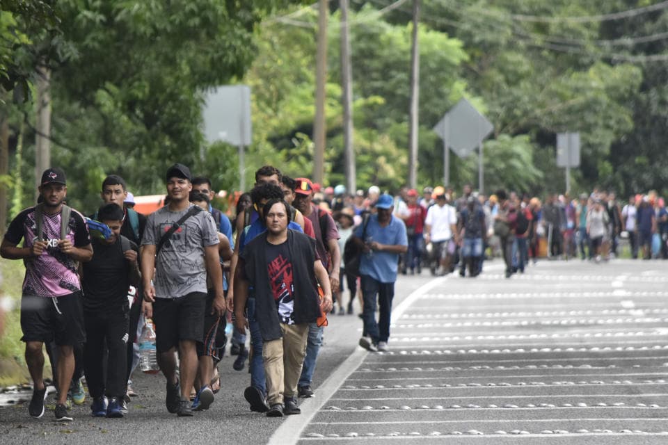 Mijëra emigrantë drejt kufirit, tentojnë të hyjnë në SHBA para se Trump të marrë detyrën (VIDEO)