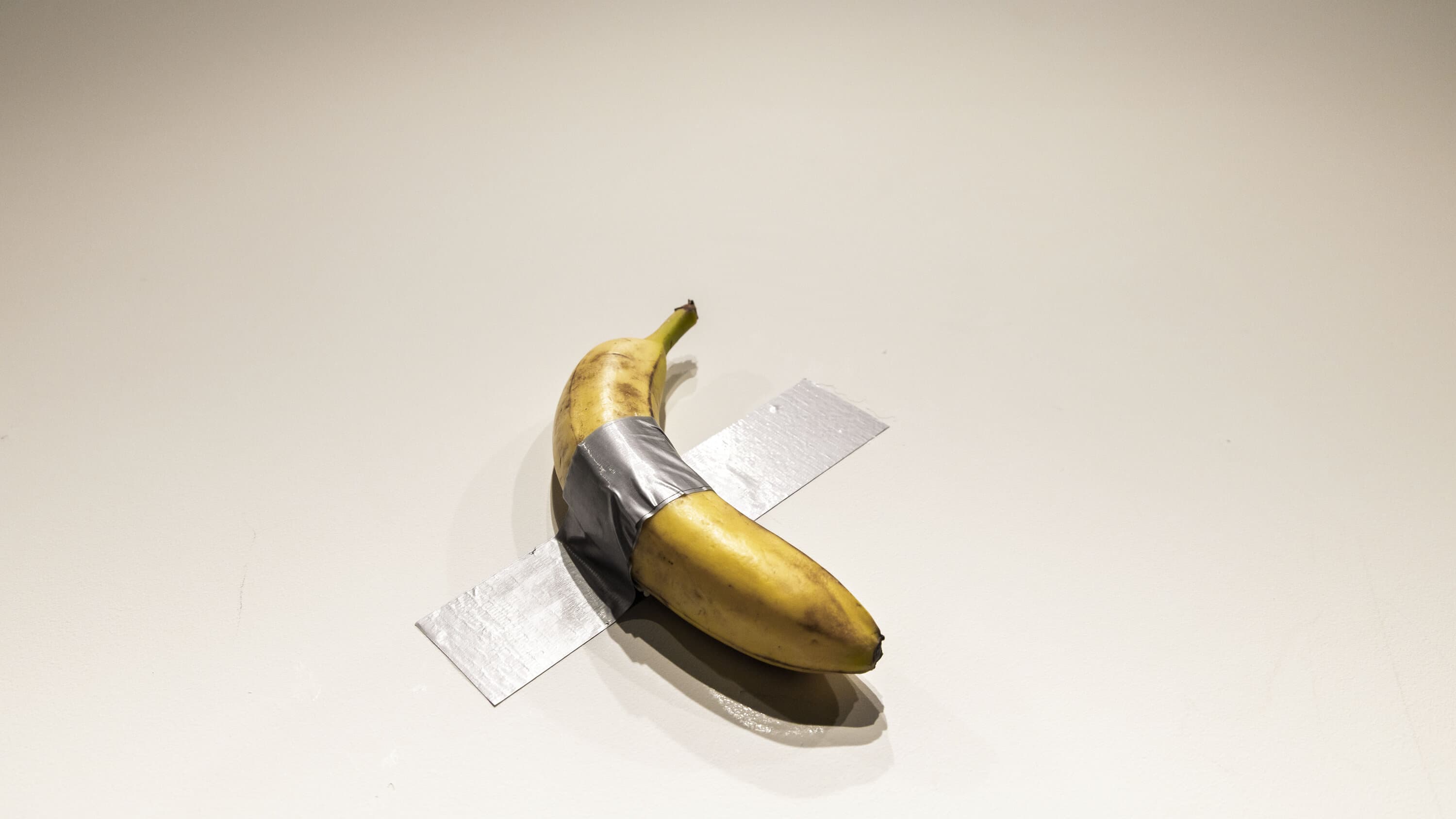 Vepra e artit banane e ngjitur në mur, shitet për 6.2 milion dollarë