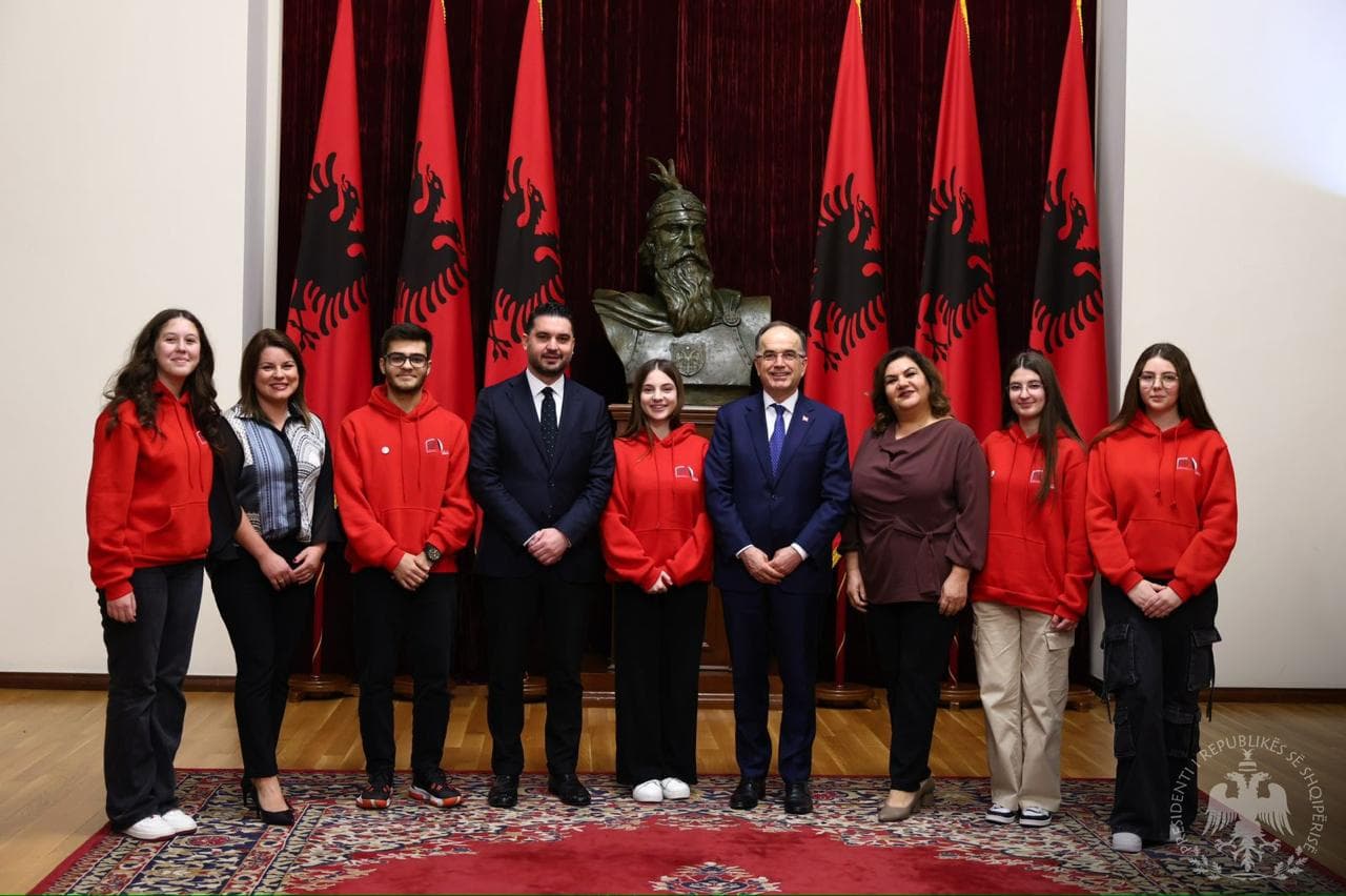 Dita e Alfabetit/ Presidenti Begaj pret nxënësit fitues të Konkursit Kombëtar të Gjuhës Shqipe