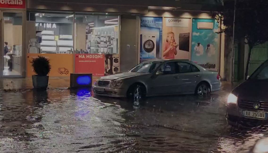 Reshjet e shiut vështirësojnë qarkullimin në Durrës