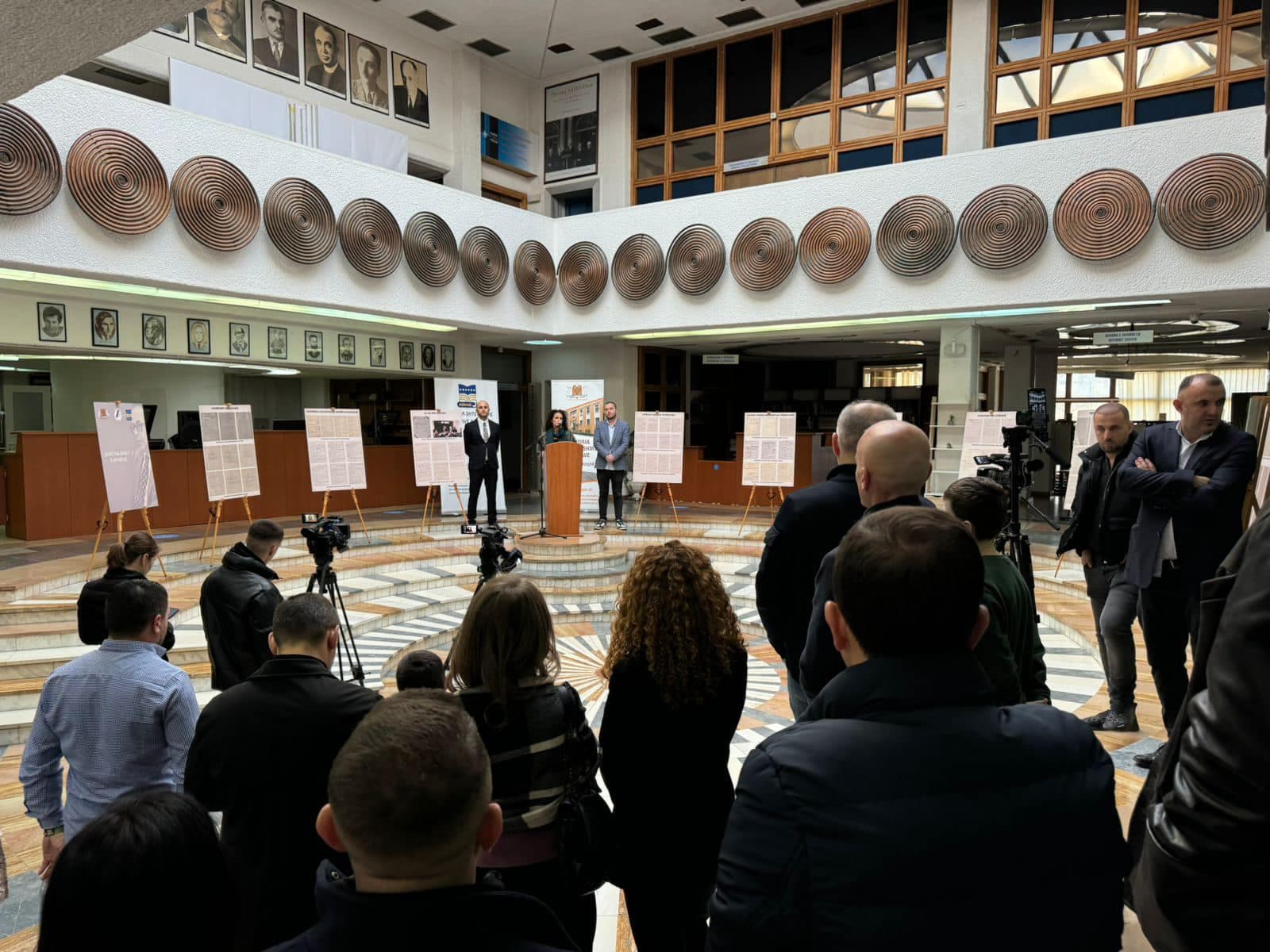 Dorëshkrimet e shkrimtarit Ismail Kadare, ekspozohen në Bibliotekën Kombëtare në Prishtinë