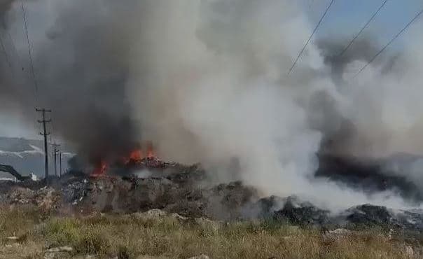 Zjarr në fushën e mbetjeve në Vlorë, tymi pushton zonën përreth
