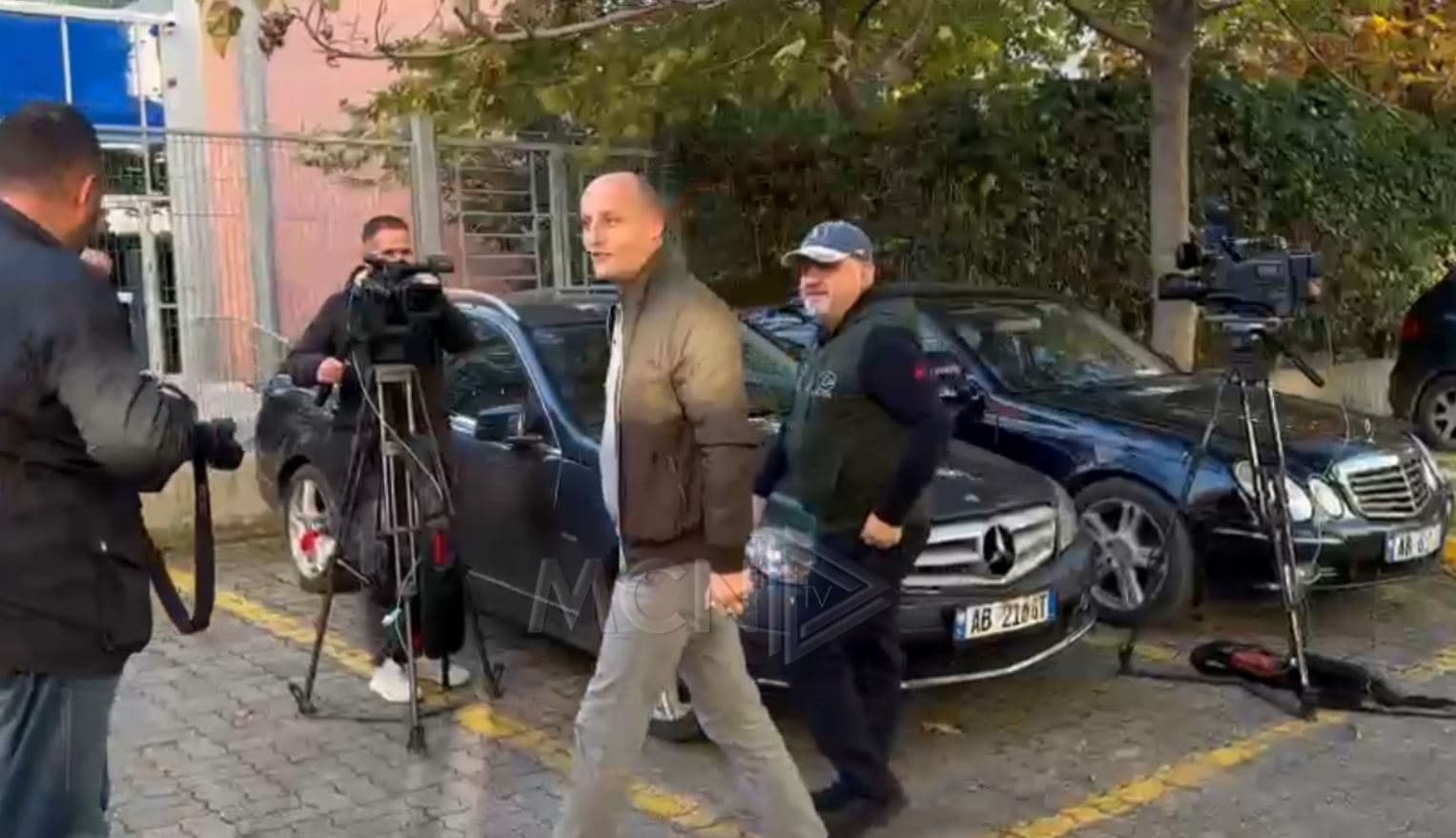 Masa e sigurisë ndaj tyre, gazetarët Artan Hoxha dhe Elton Qyno paraqiten në SPAK (VIDEO)