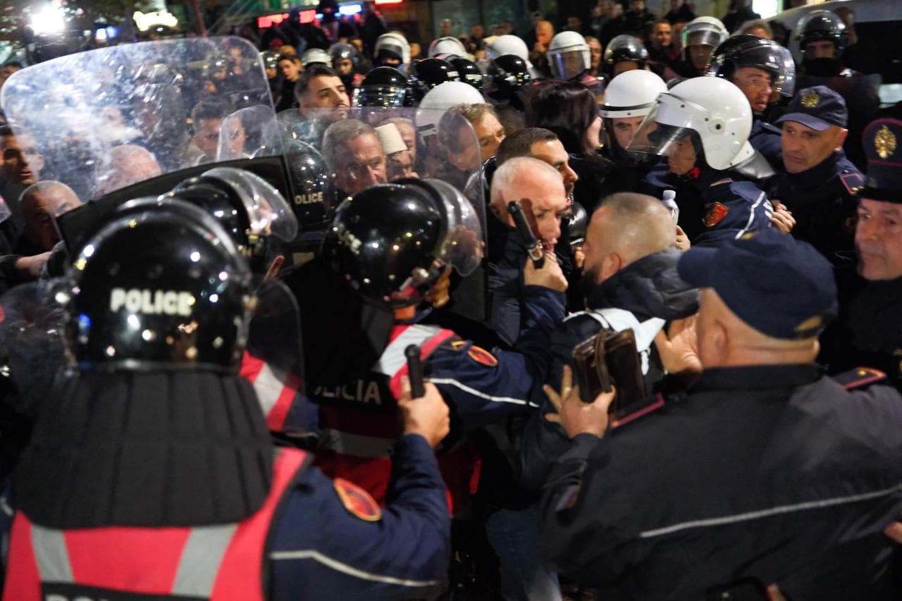 Opozita protestë në akset kryesore në Tiranë, përplasje me policinë dhe ujë me presion (FOTO-VIDEO)