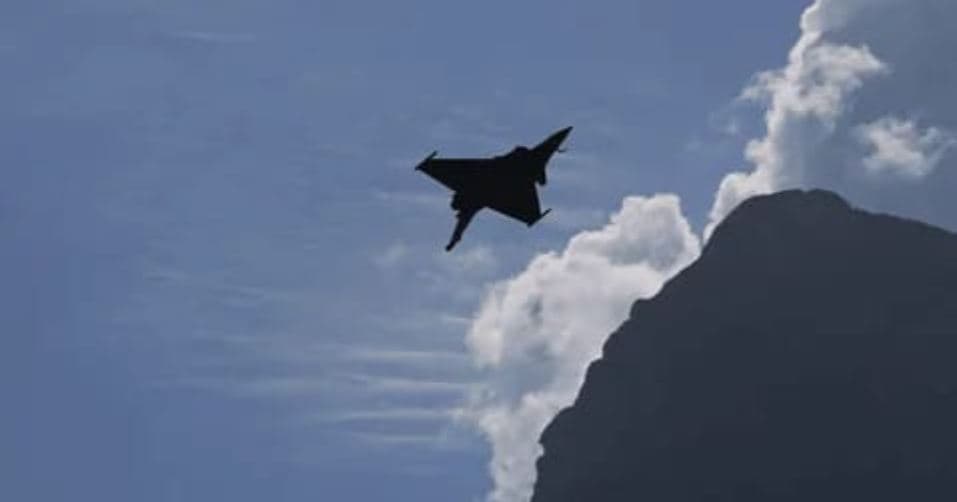 Avionë luftarakë "mësyjnë" Tiranën