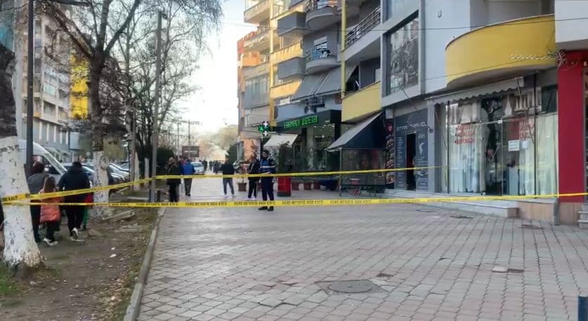 38-vjeçari gjendet pa shenja jete në hyrjen e një pallati në Shëngjin