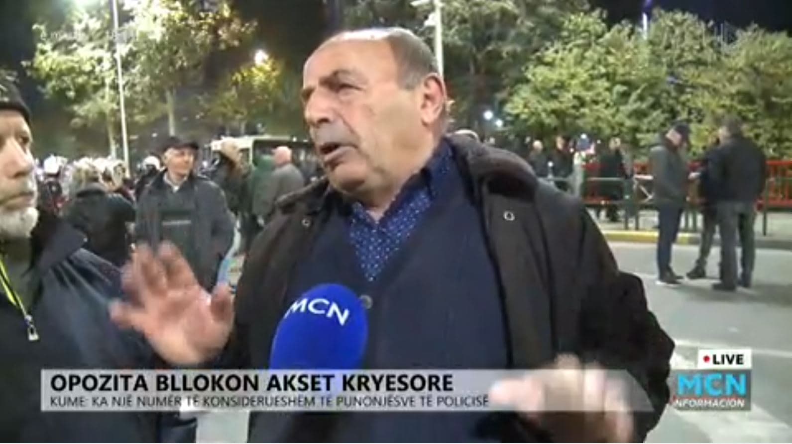 Protestuesit: Na kanë shembur shtëpinë, jemi detyruar të dalim në rrugë (VIDEO)