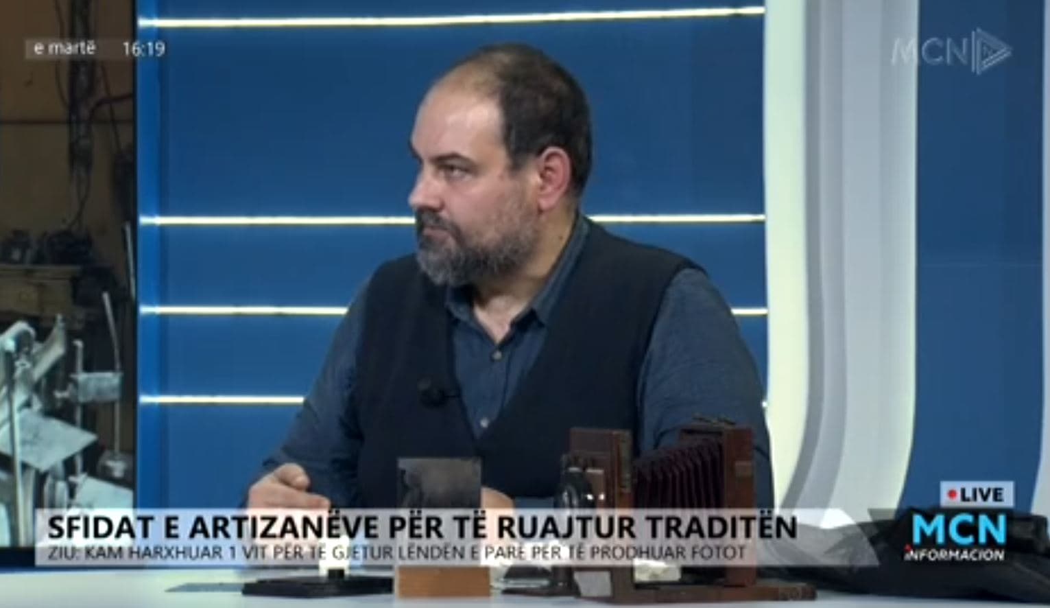 Dritan Ziu fotografon me lastra xhami: Aparati 170 vjeçar, synoj konsumatorët shqiptarë (VIDEO)