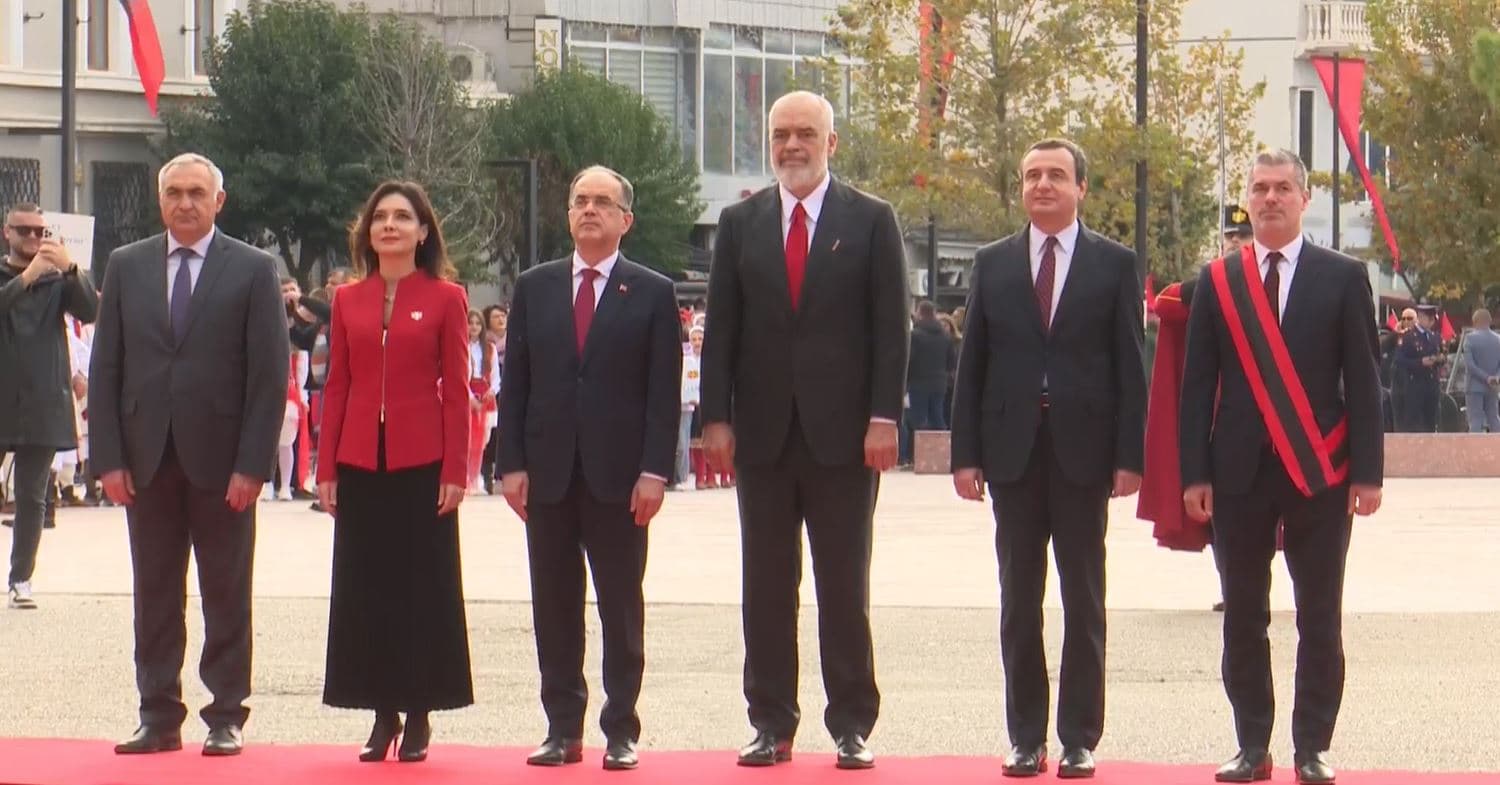 112-vjetori i Pavarësisë/ Rama dhe Kurti bëhen bashkë në ceremoninë e ngritjes së flamurit në Vlorë 