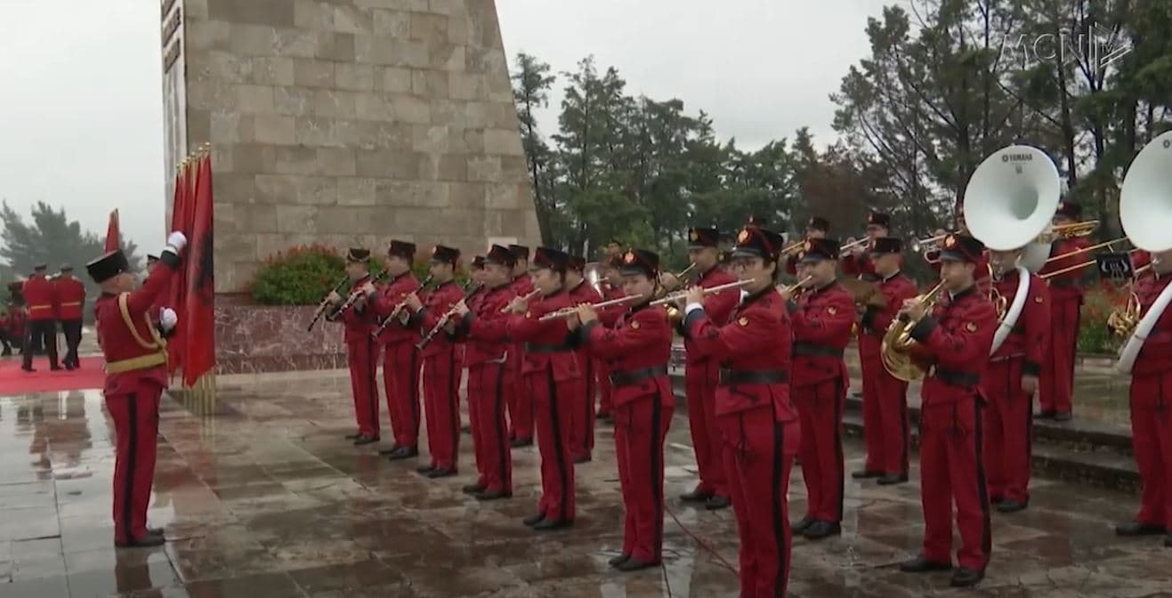 Nderime të ndara në ditën e çlirimit/ Rama, Begaj e Spiropali vendosin kurora, PL ‘përplaset’ me gardën (VIDEO)