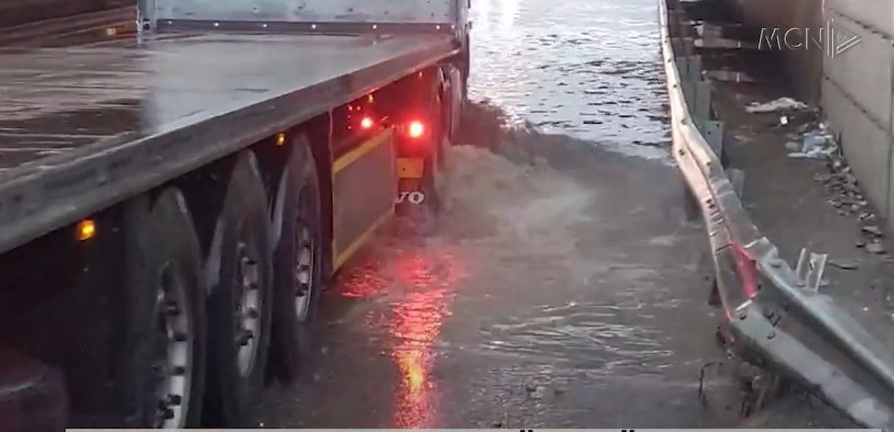Moti i keq, problematika në Lezhë/ Niveli i ujit deri në 40 cm, bllokohet nënkalimi në fushë Mamurras (VIDEO)