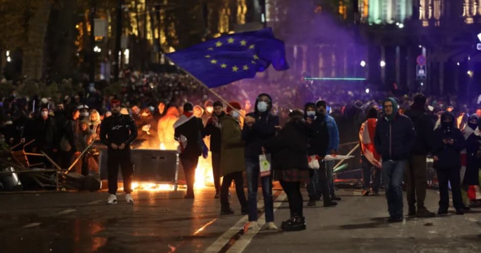 Qeveria pezullon bisedimet për anëtarësim në BE/ Mijëra njerëz protestojnë në rrugët e Gjeorgjisë 