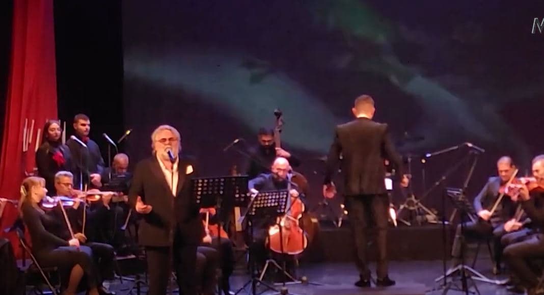 “Festa jonë, krenaria jonë”/ Koncert artistik me këngë patriotike në Elbasan (VIDEO)