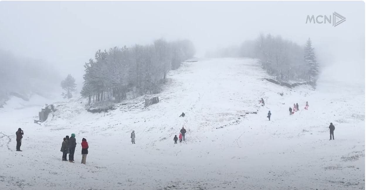 Dardha nën petkun e dëborës. Turistët shijojnë sportin e skive në fshatin turistik