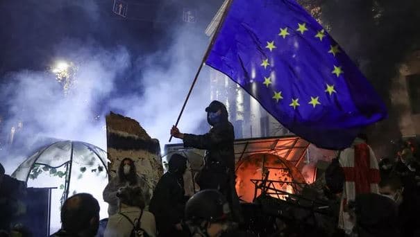 Gjeorgji, vazhdojnë demonstratat kundër qeverisë/ Mijëra qytetarë mbushin në rrugët e Tbilisit