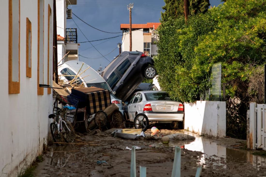 Stuhia “Bora” përmbyt shtëpitë dhe rrugët në ishullin grek të Rodosit