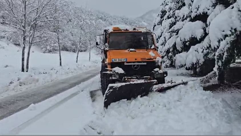 Juglindja nën pushtetin e dëborës/ Mbi katër mijë abonentë, probleme me energjinë elektrike