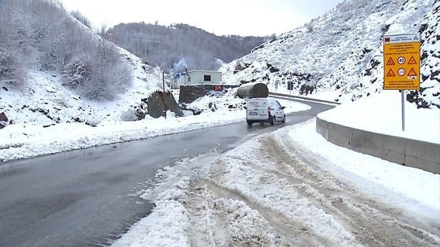 Reshjet e borës, vështirësi në disa segmente rrugore