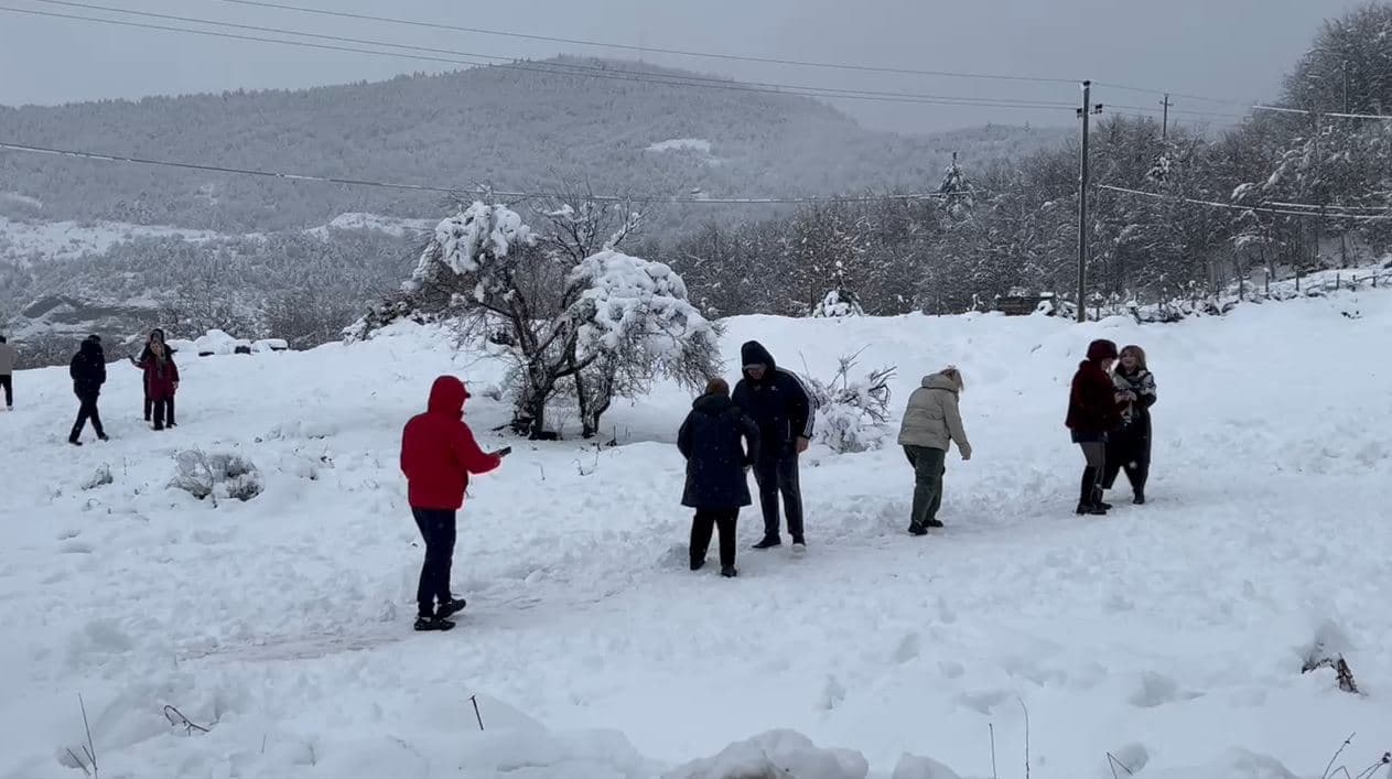 Dëbora “paralizon” juglindjen/ Mbi 4000 familje pa energji elektrike (VIDEO)