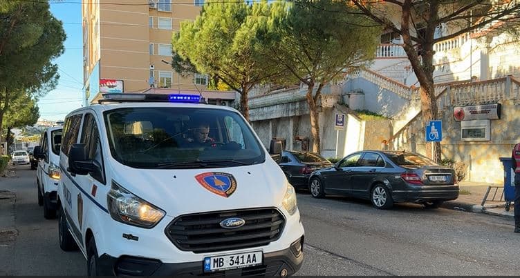 Policia “blindon” qytetin e Lezhës, në fokus mjetet me xhama te zinj dhe blinduara