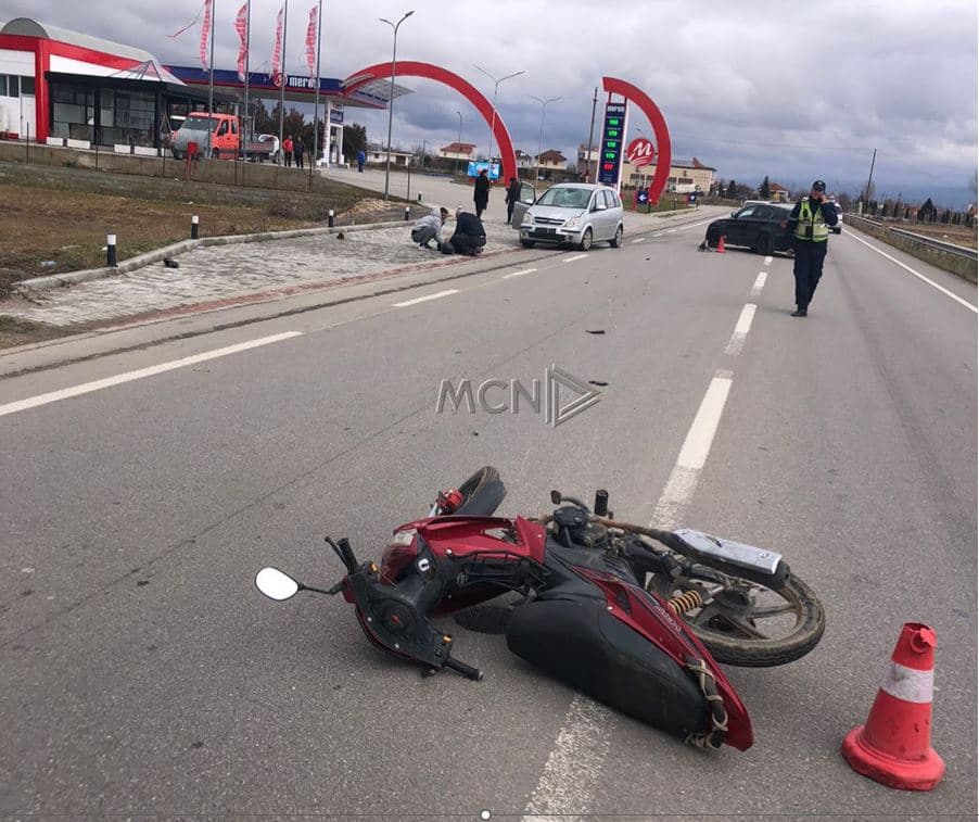 Makina përplas motoçiklistin në Maliq, i moshuari jashtë rrezikut për jetën