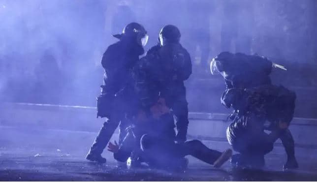 Protestat në Gjeorgji, lideri i opozitës dhunohet dhe tërhiqet zvarrë në rrugë
