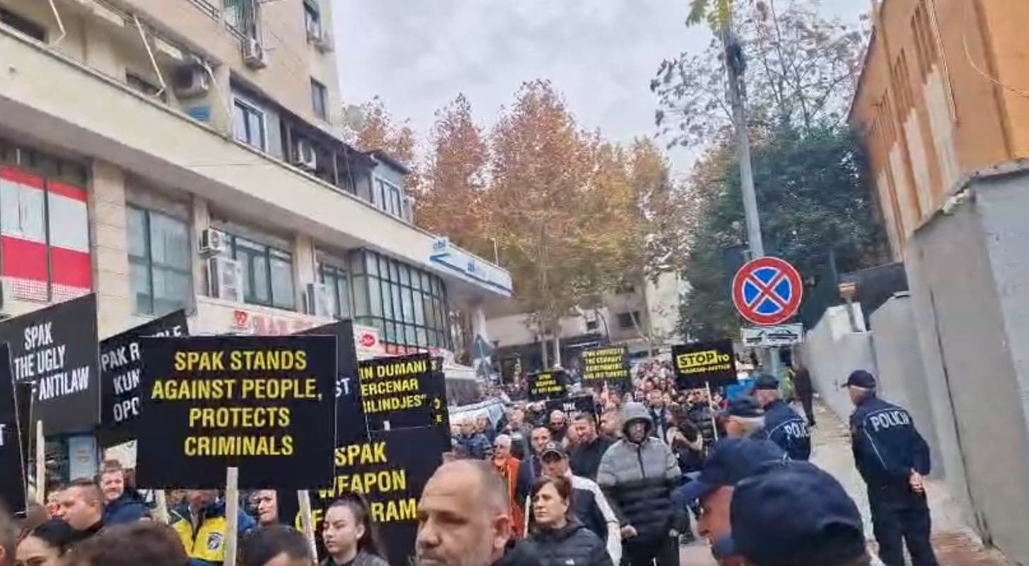 "Poshtë diktatura!", Partia e Lirisë proteston para SPAK