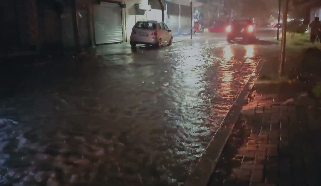 Reshje të dendura shiu në Durrës, disa rrugë bëhen të pakalueshme 