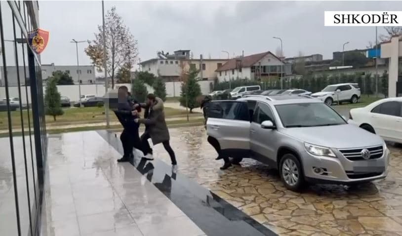 Braktisi automjetin me 18 sirianë në aksin “Tuneli-Morinë”, arrestohet 21-vjeçari në Shkodër