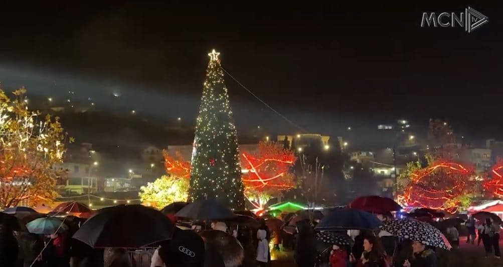 Atmosfera e festave të fundvitit/ Ndizen dritat dekorative në Lezhë, Korçë e Gjirokastër (VIDEO)