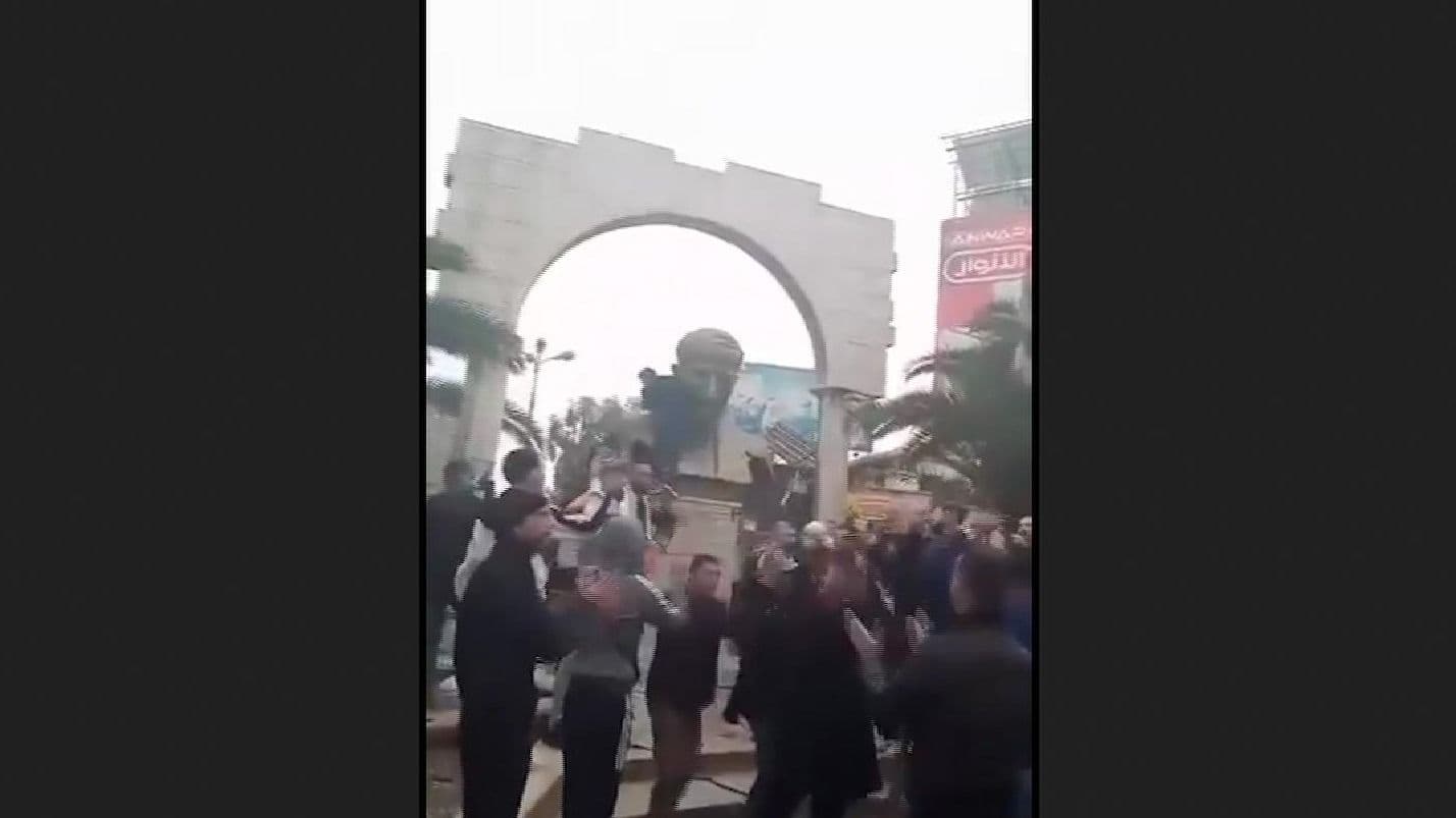 Protestuesit rrëzojnë statujën e babait të Asadit në periferi të Damaskut
